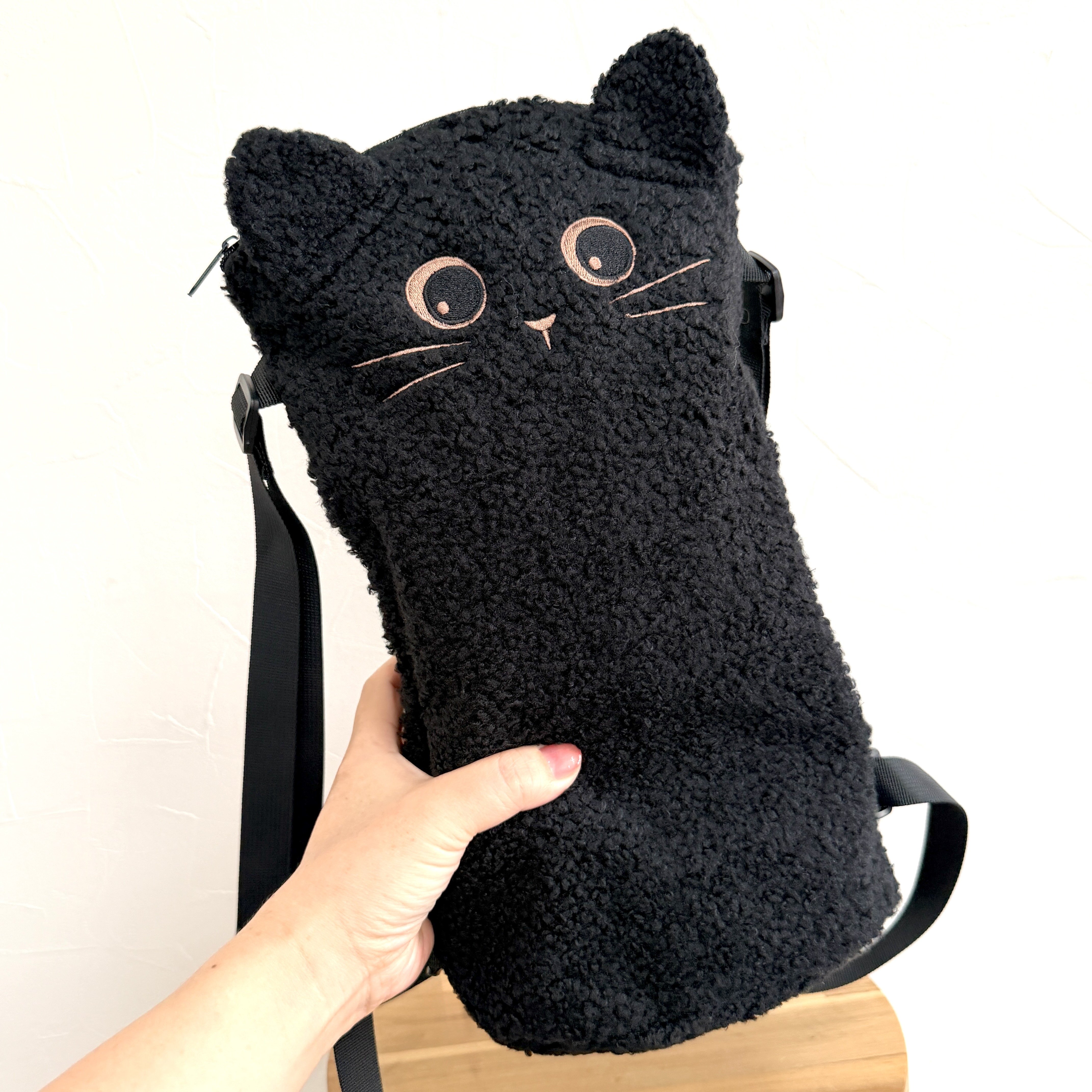 「可愛すぎて捕獲」「迷わずカゴに入れた!」カルディの“猫みたいなモコモコバッグ”ギュッと抱きしめたくなる可愛さ!「即買いしてしまった」《購入レビュー》