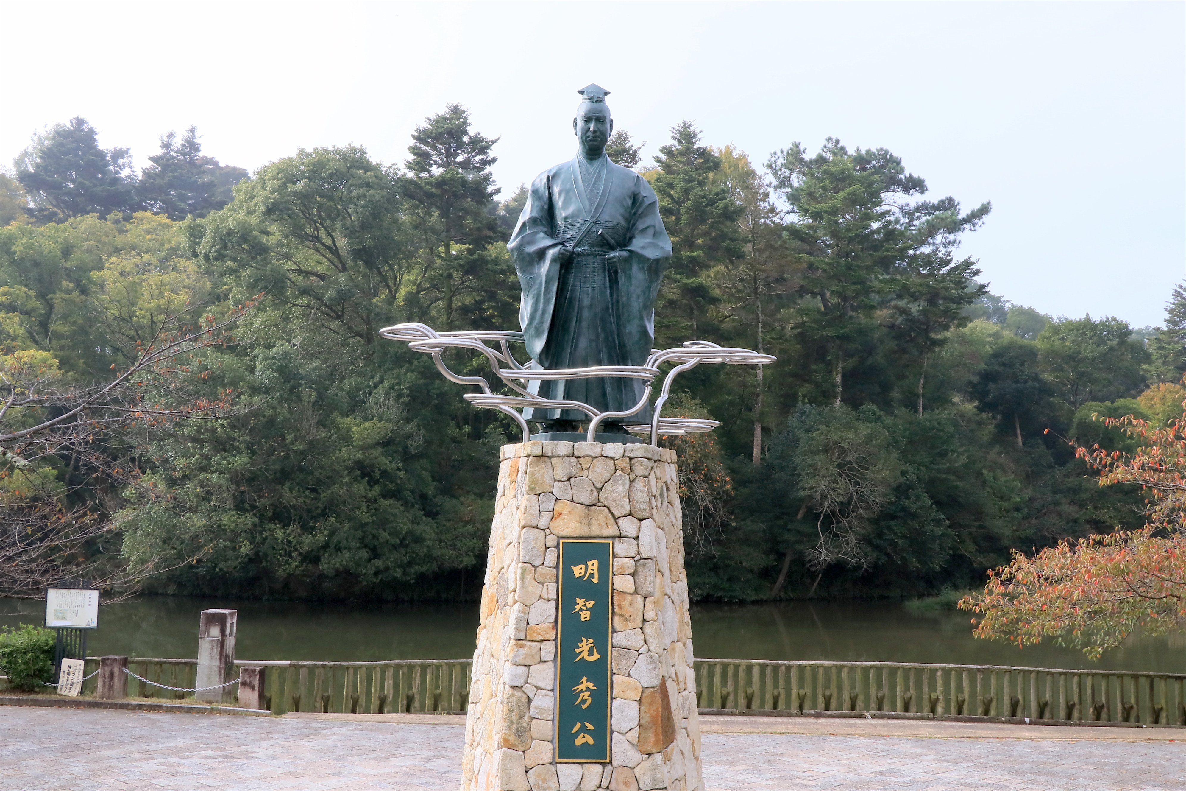 亀山城前に立つ明智光秀像
