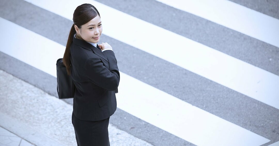 信号待ちで<br />「脚クロス」するだけで<br />なぜ、やせて見えるのか?<br />しぐさ・ふるまいだけで<br />見た目マイナス2kgの秘密