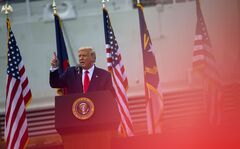 トランプ氏、郵便投票後に直接投票試みるよう促す