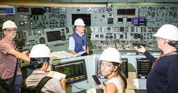 米で広がる原発支持　宇宙空間も視野に