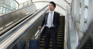 エスカレーターで「スーツケースの置き方が非常識」と怒られた！→何と返すのが正解？