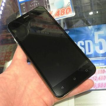 スマホっぽいけど違うWi-Fi専用の5型スマートデバイスが7980円