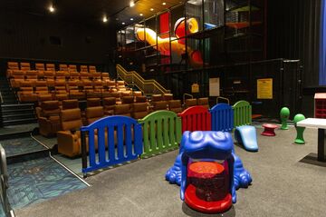 苦境の米映画館、特異な物件が救世主に