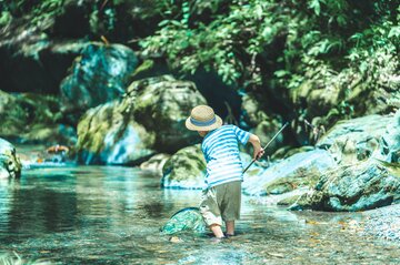 水遊びで子どもが溺れた!→助けに行くと親も危険、夏休みの水難事故から生還するには?【専門家が解説】