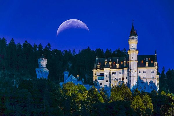 闇夜に浮かび上がるドイツのノイシュヴァンシュタイン城