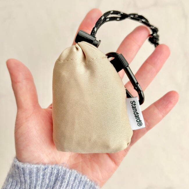 「色違い欲しい」「かなり使えそう」ダイソー姉妹店の“手ぶらで持てるエコバッグ”が理想的すぎる！