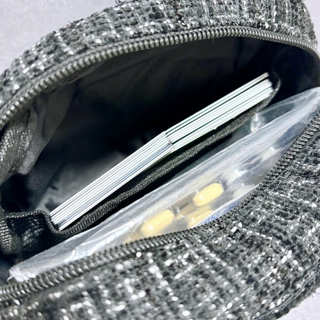 お薬手帳と処方薬がまるっと入った！ダイソーの「おしゃれミニポーチ」通院セットもまとめて収納できて優秀！《購入レビュー》