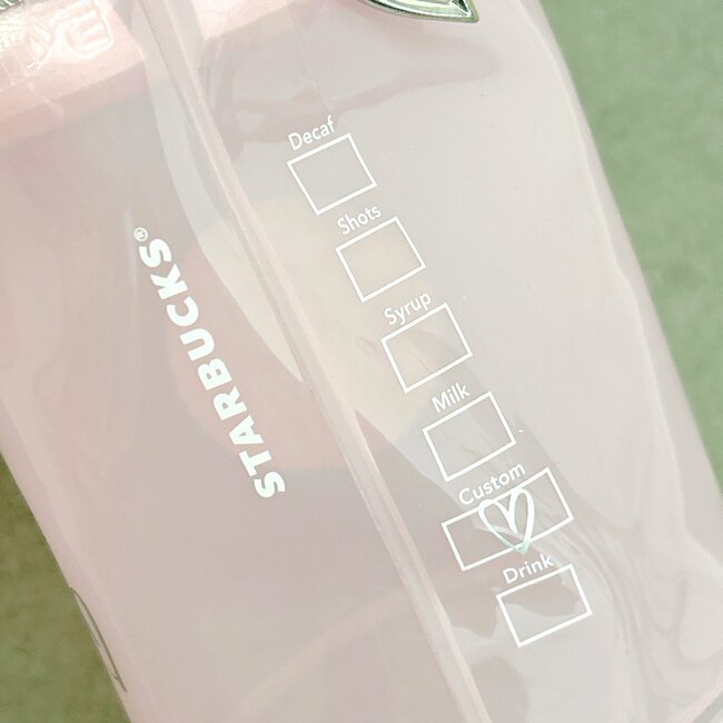 こんなん見たら買うしかない…！スタバの“カップみたいなポーチ”チョコやコーヒー付きでお得感すごい！「ファスナーがとてもキュート」「シルバーの繊細な感じが気に入りました」