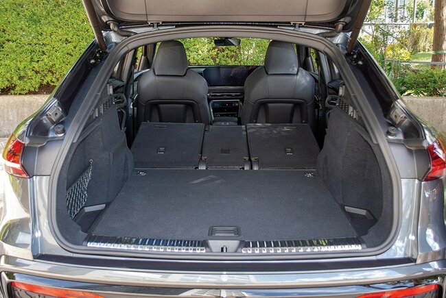 アウディSQ5スポーツバック荷室