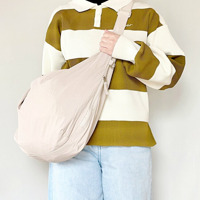 「2色買いしました」「高見えします」3COINSの“めちゃ軽バッグ”一泊分の荷物が入って優秀すぎる！「探していた理想のバッグ」