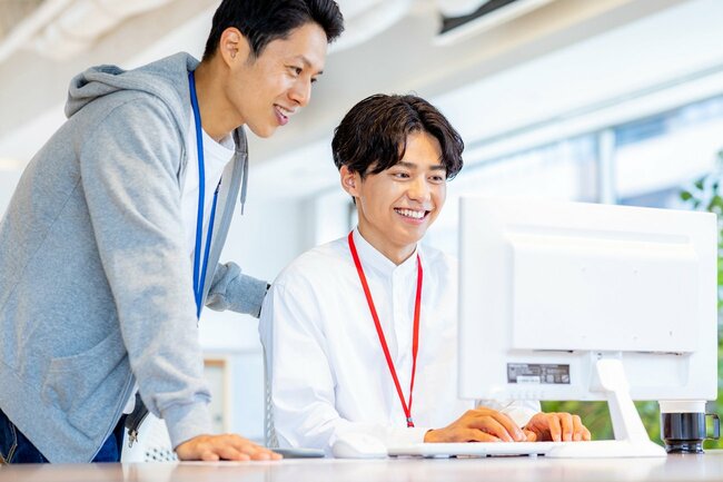 写真:男性 2人のビジネスシーン