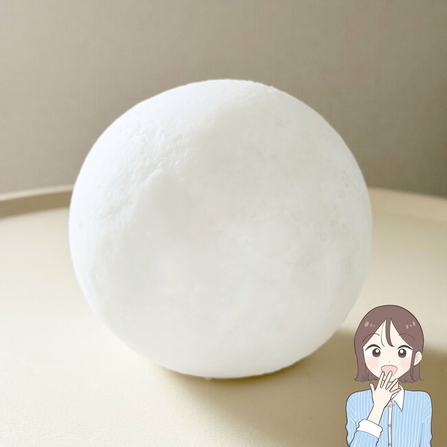 「330円なのすごいな…」ダイソー姉妹店で見つけた“お月様みたいなライト”が幻想的で美しい！「とても癒される」「インテリアに可愛い」