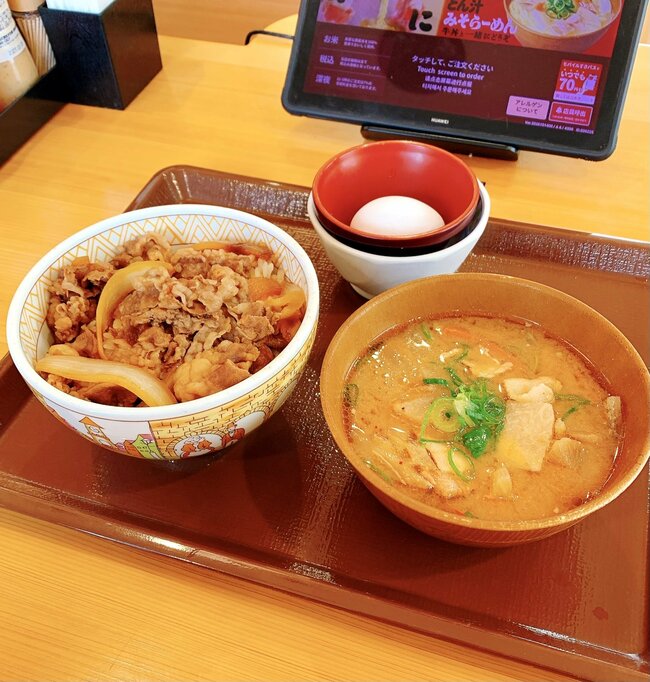 「もう3回くらいリピしてる」すき家の“わんぱくすぎるセット”お腹パンパンになった!「炭水化物の暴力」「激ウマやないかい」《実食レビュー》