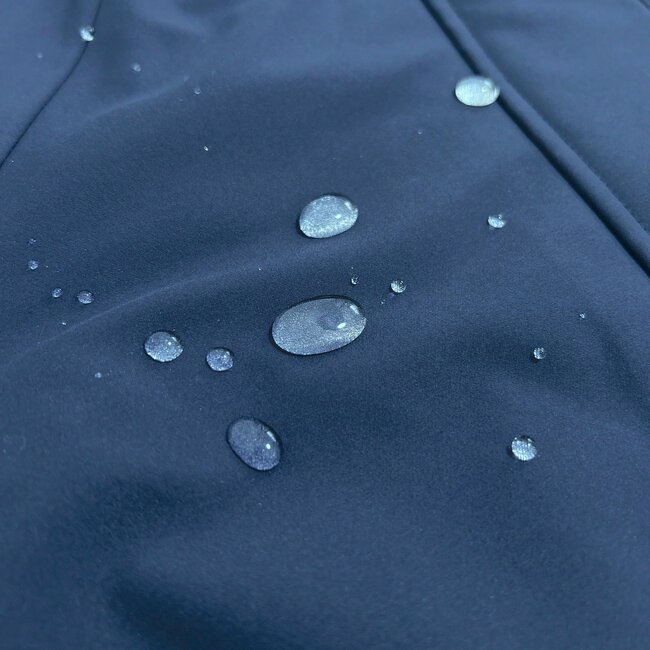 おしりをスッポリ隠せる…！GUの“おしゃれ春アウター”雨の日も使えて万能すぎる！「シルエットが綺麗」「今の時期めちゃくちゃ重宝」