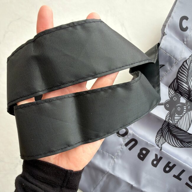 「自分用とプレゼント用で2個購入しました」スタバの“マグカップみたいなエコバッグ”が可愛すぎる！「カップの形に一目惚れ」「大容量なのでたくさん買物しても大丈夫」