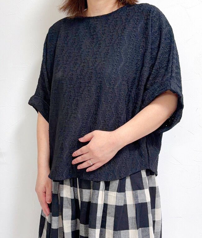 【しまむら】可愛すぎて2色買いした！1089円の「華やかトップス」後ろ姿までステキなんです！《購入レビュー》