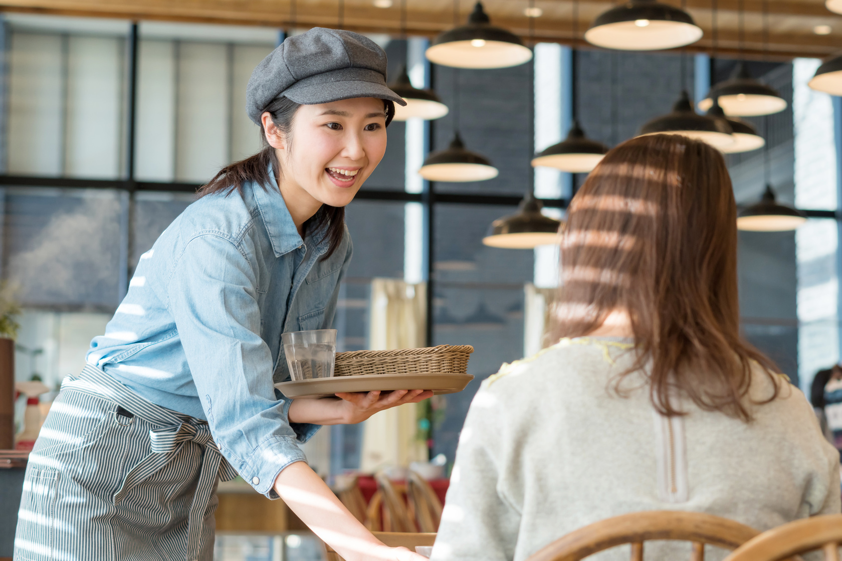 お客さまにクレジットカードやレシートをお渡しするとき、どうしていますか?