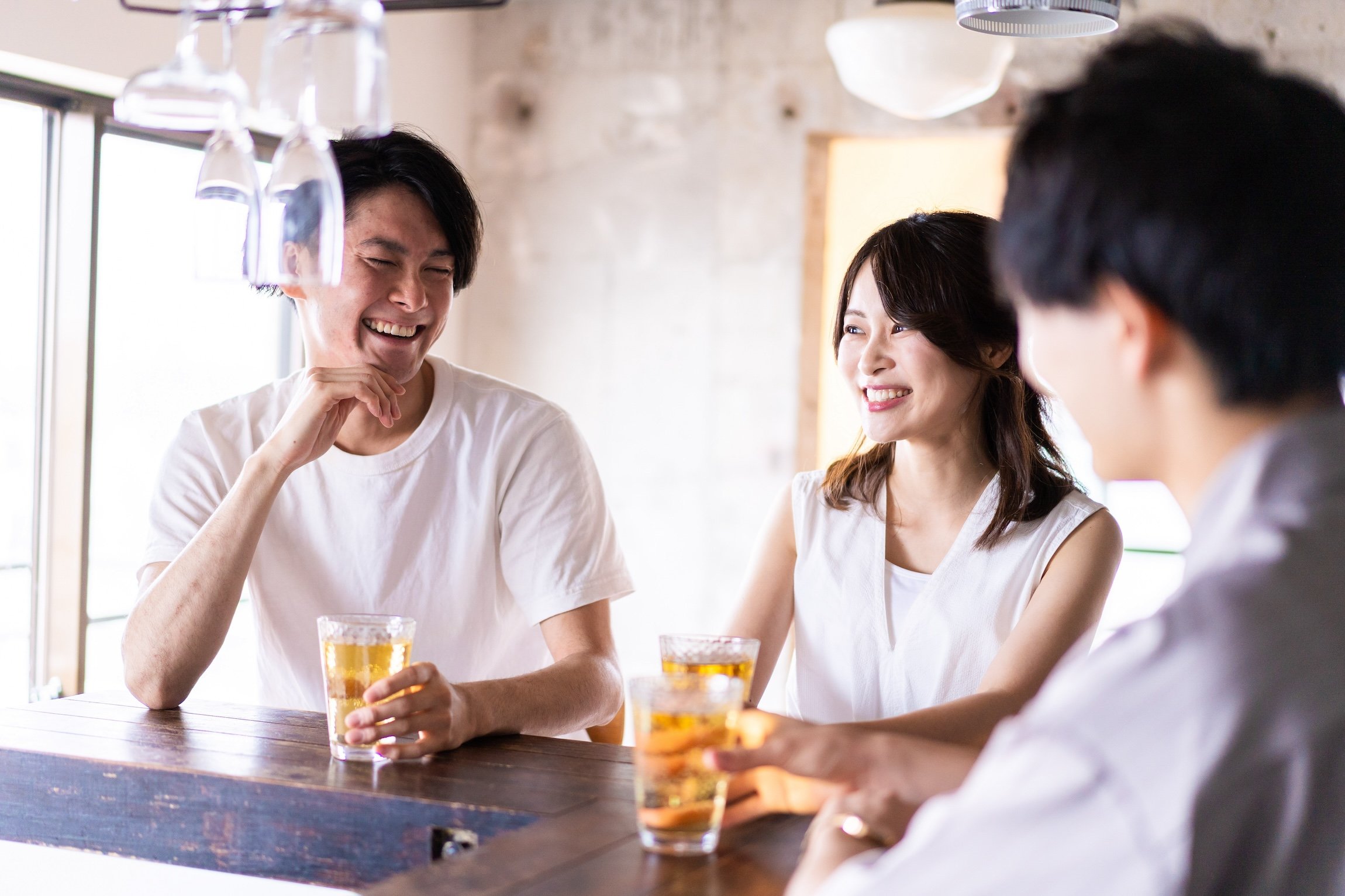 「オジサン、オバサンの自覚がない人」が口にするエピソード。「土曜日も学校がある」「駅の伝言板」あと1つは?