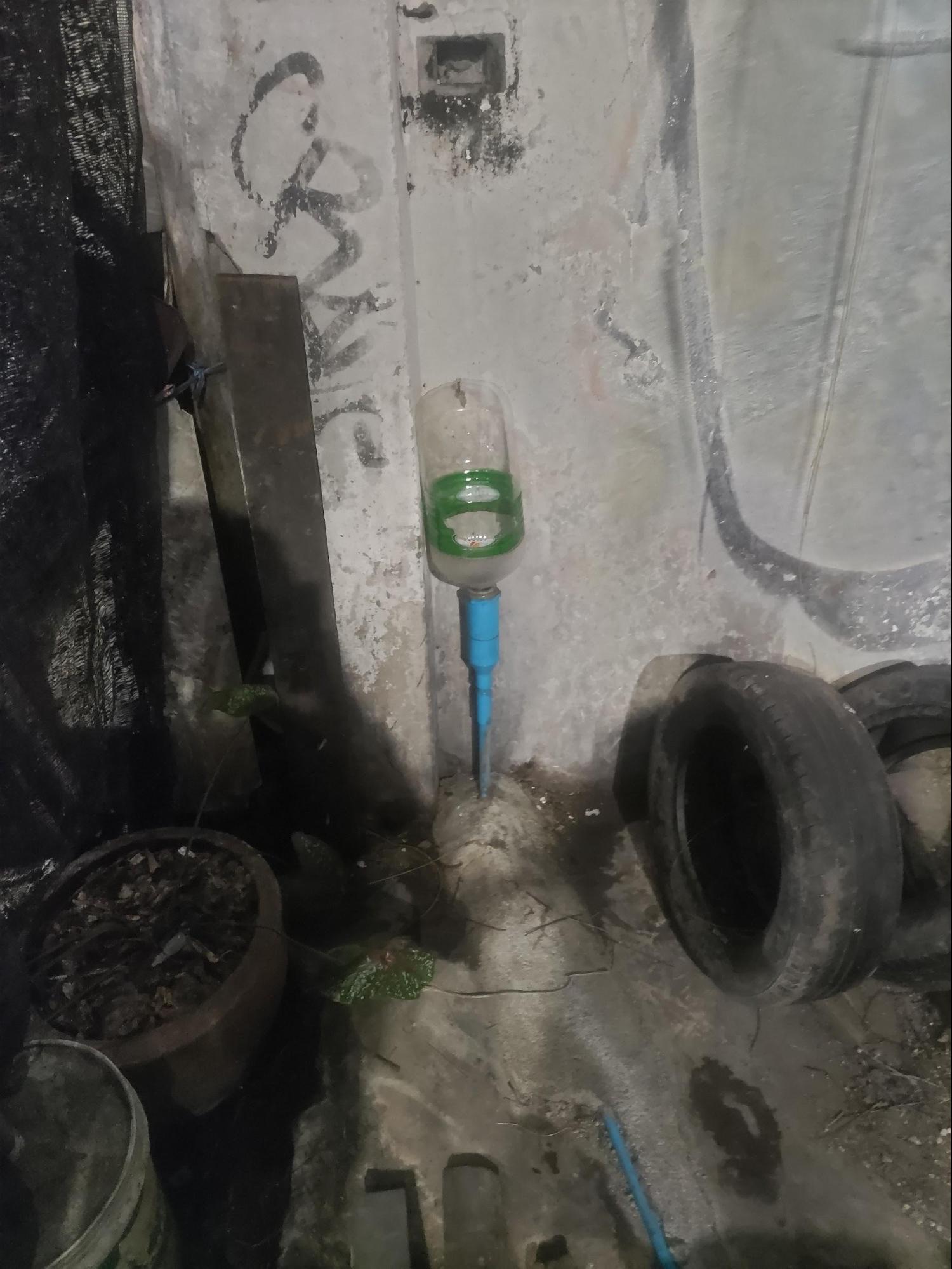 SDGsを意識した、小学生の自由研究みたいなタイのトイレ（提供＝筆者）