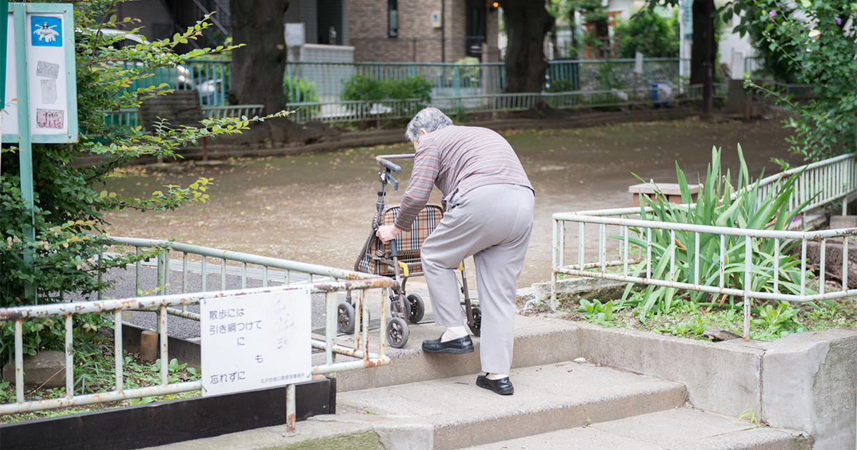 一人暮らし高齢者の半分が貧困！親子共倒れの孤独死が急増する理由とは