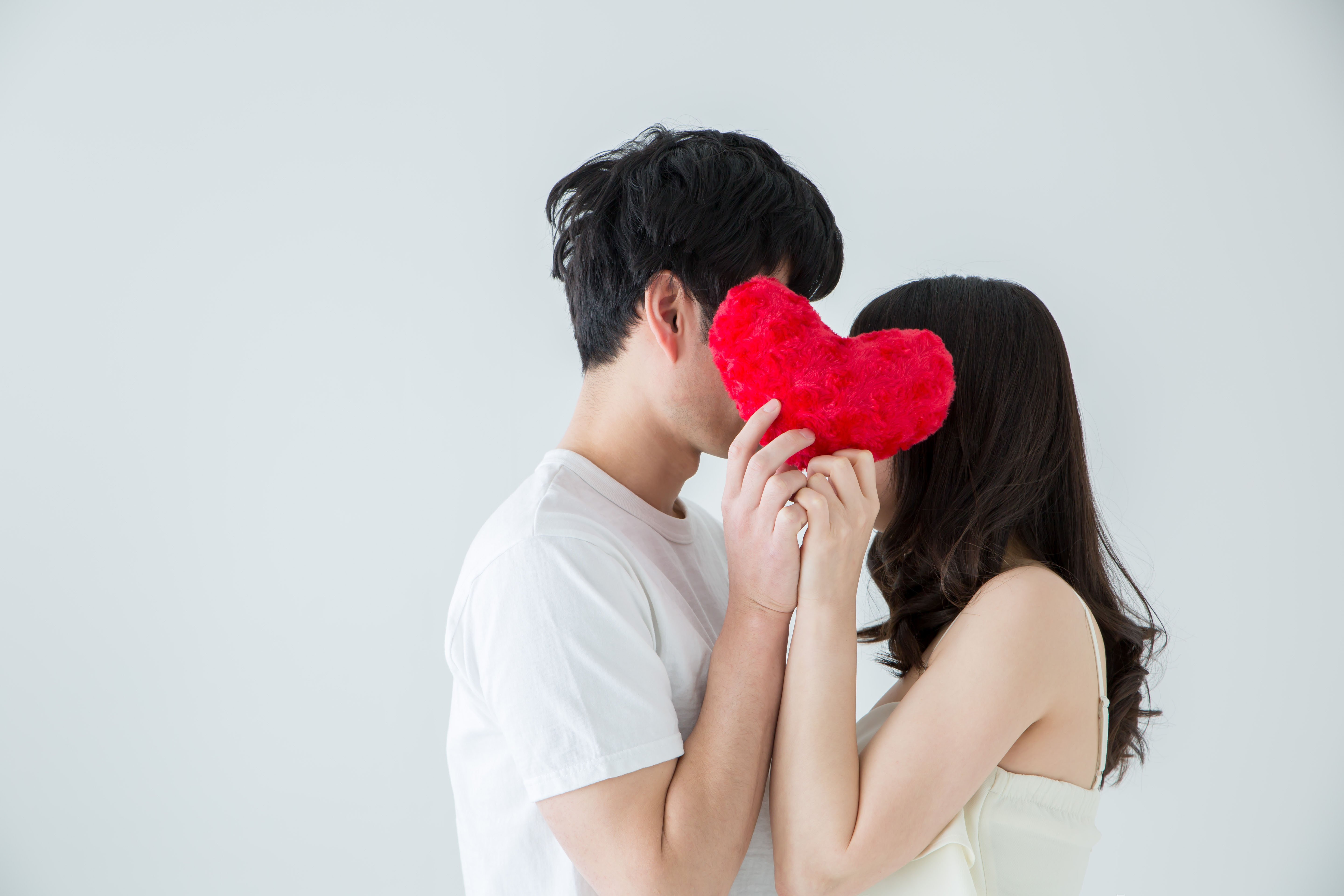 キスするカップル