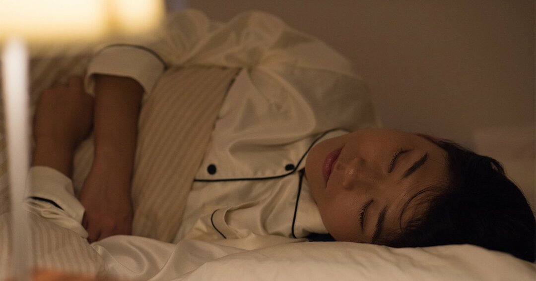 眠る女性