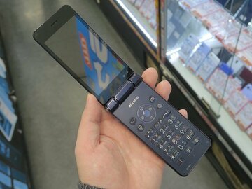 あえてカメラ非搭載のシャープ製法人向けケータイが4980円でセール中