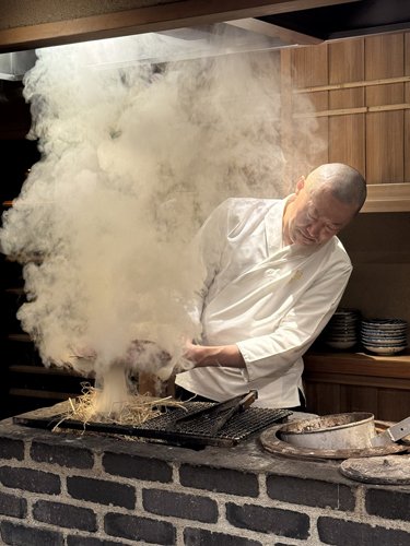 立ちのぼる煙の迫力に目を奪われがちですが、本当に見事なのは、その奥で淡々と続く天本氏の仕事の正確さです