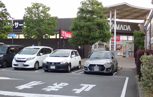 「やられた…！」愛車にドアパンチ跡、狭すぎる駐車場で「絶対停めちゃダメな場所」とは？