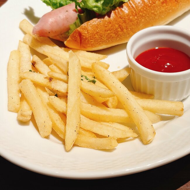 【星乃珈琲】こりゃ通い詰めたくなるわ…！500円の“豪快メニュー”具材がはみ出しちゃってるよ！「想像してたより大きい」「コスパかなり良き」《実食レビュー》