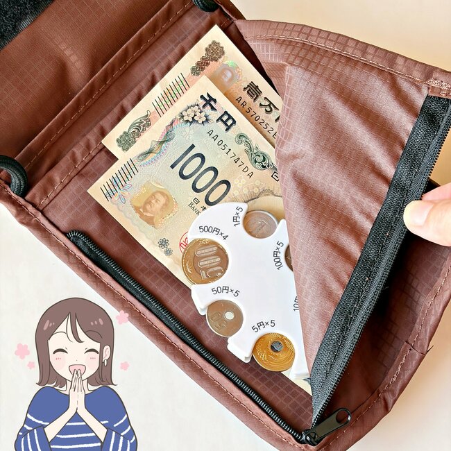 お薬手帳がすっぽり入った!3COINSの“ぺたんこポシェット”お財布いらずで外出できて便利!「扱いやすい」「買い足します!」《購入レビュー》