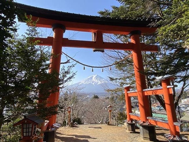 朱塗りの鳥居を先に、富士山を望むことができます