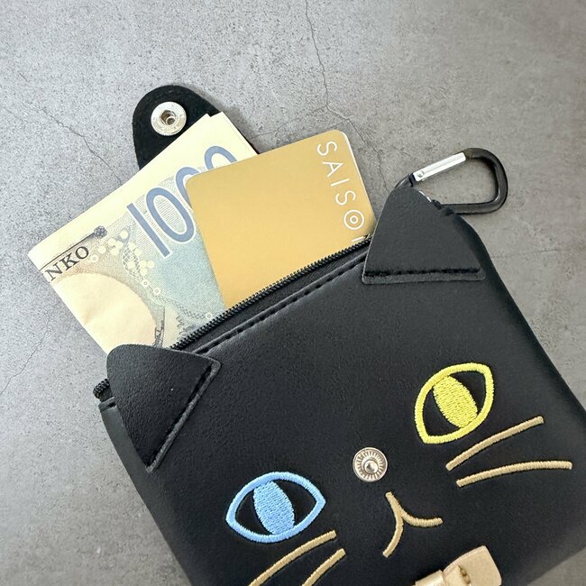 お薬が70錠も入った…！カルディで見つけた「くろねこの激かわケース」ミニ財布にもなるし、カバンに付けて持ち運べて天才！《購入レビュー》