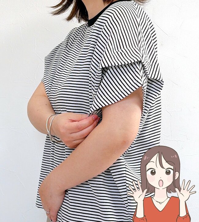 「色違いでリピ確定です！」ハニーズの“大人かわいいトップス”控えめな袖フリルが素敵すぎる…！「サラッとして夏に良い」「キャミワンピースの下に着たい」
