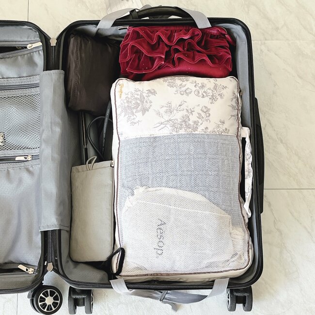 旅行カバンがスッキリした…！フランフランの“圧縮できるバッグ”2泊3日分の服がコンパクトにまとまるの！「荷物がかさばらない」「可愛くてテンションが上がる」