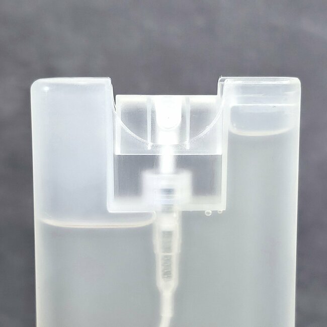 「何軒もまわってようやく見つけた！」セリアの“スリムすぎるスプレーボトル”除菌用アルコールが入れられて便利！「薄いから場所取らん」「もっと早く知りたかった」