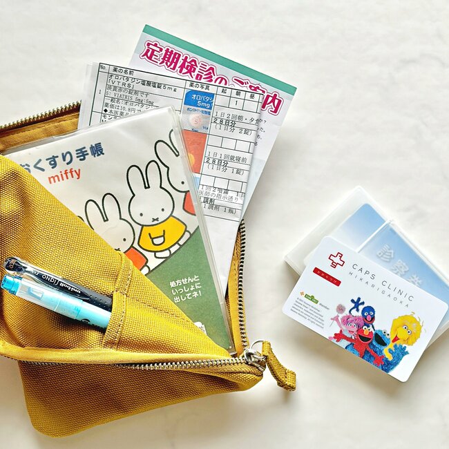 お薬手帳とカード60枚がすっぽり！無印良品の“ガバッと開くポーチ”が勝手バツグン！「収納性が素晴らしい」「使いやすいです」《購入レビュー》