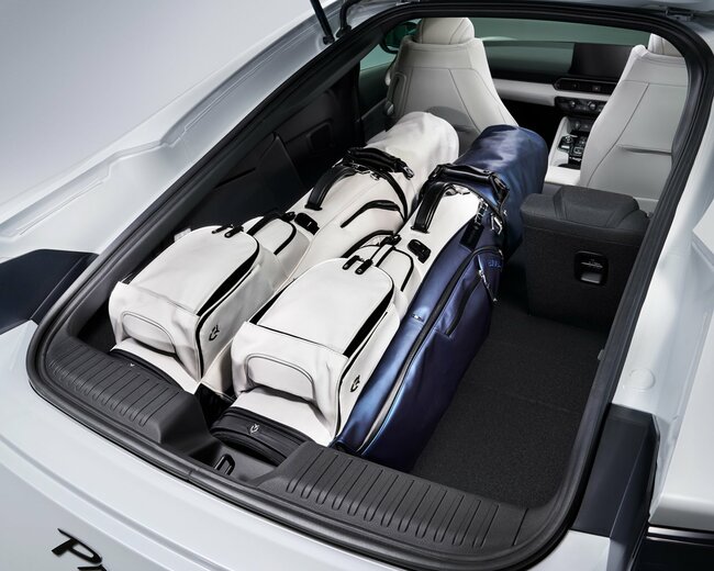 後部座席を一つ倒してキャディバッグを積むとこんな感じ