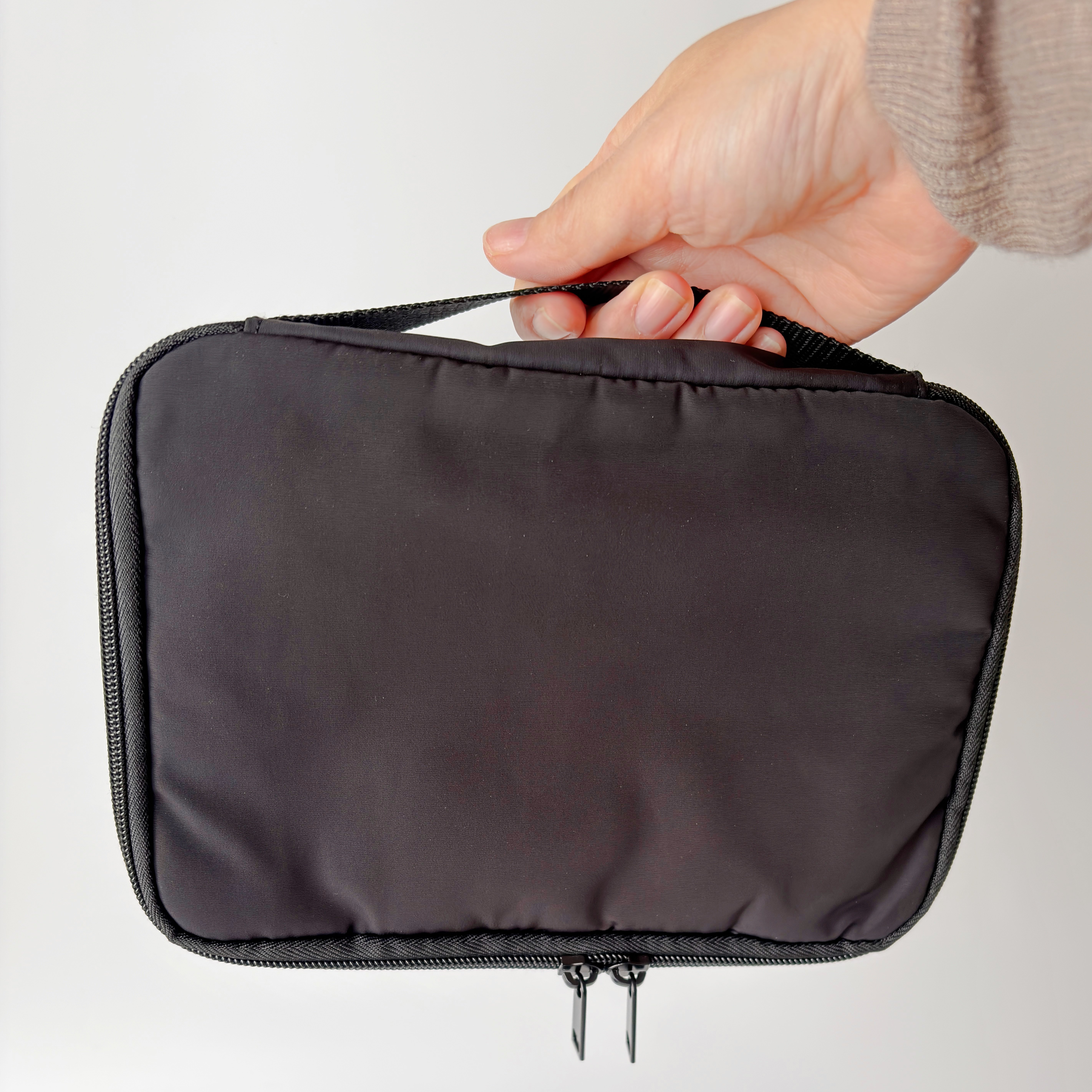 お薬や診察券がまるっと入る！無印良品の“たっぷり入る仕分けポーチ”が天才すぎる！「想像以上にかなり入る」「スッキリまとめられてなくし物ゼロ！」