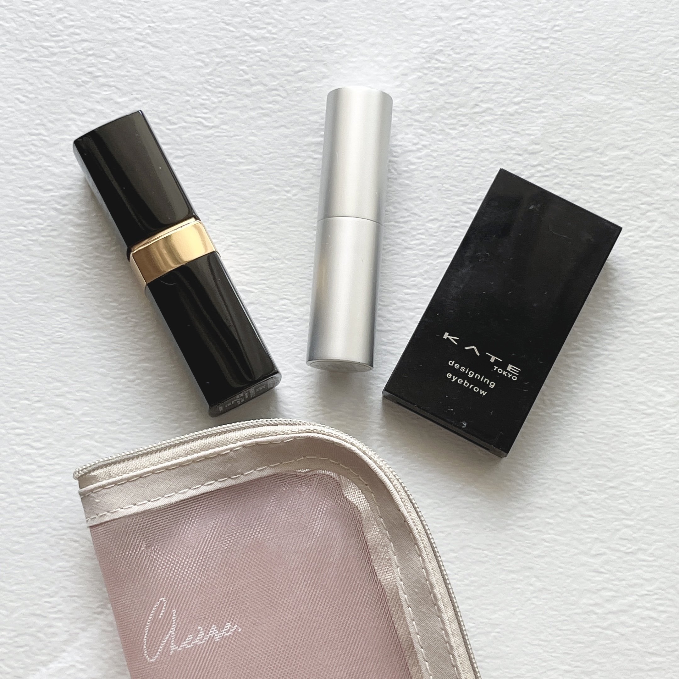 「収納力ばつぐん」「かさばらない！」セリアの“メイクお直しポーチ”ミニバッグに入るコンパクトさがお気に入り！「リップ何本も入れようと思う」