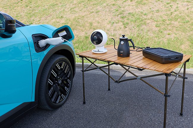 普通充電ポートに標準装備のコネクターを装着することで屋外で家電を利用できる（広報写真）