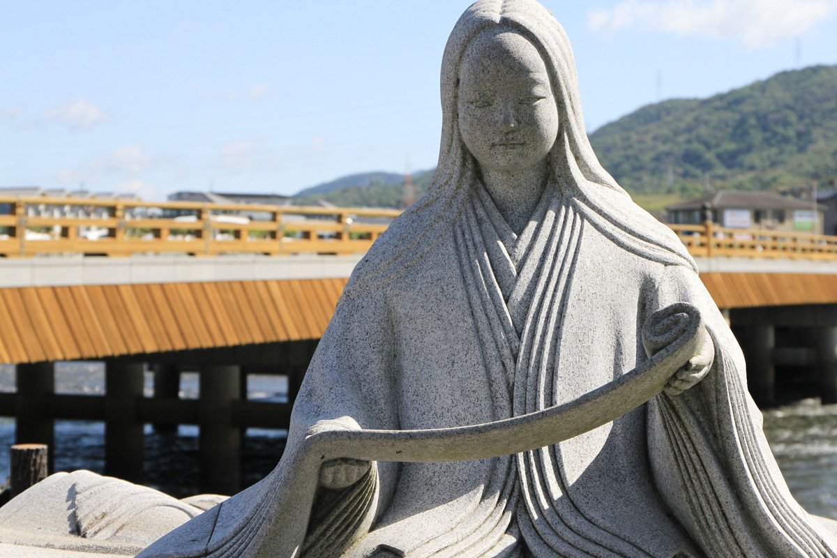 写真:紫式部像