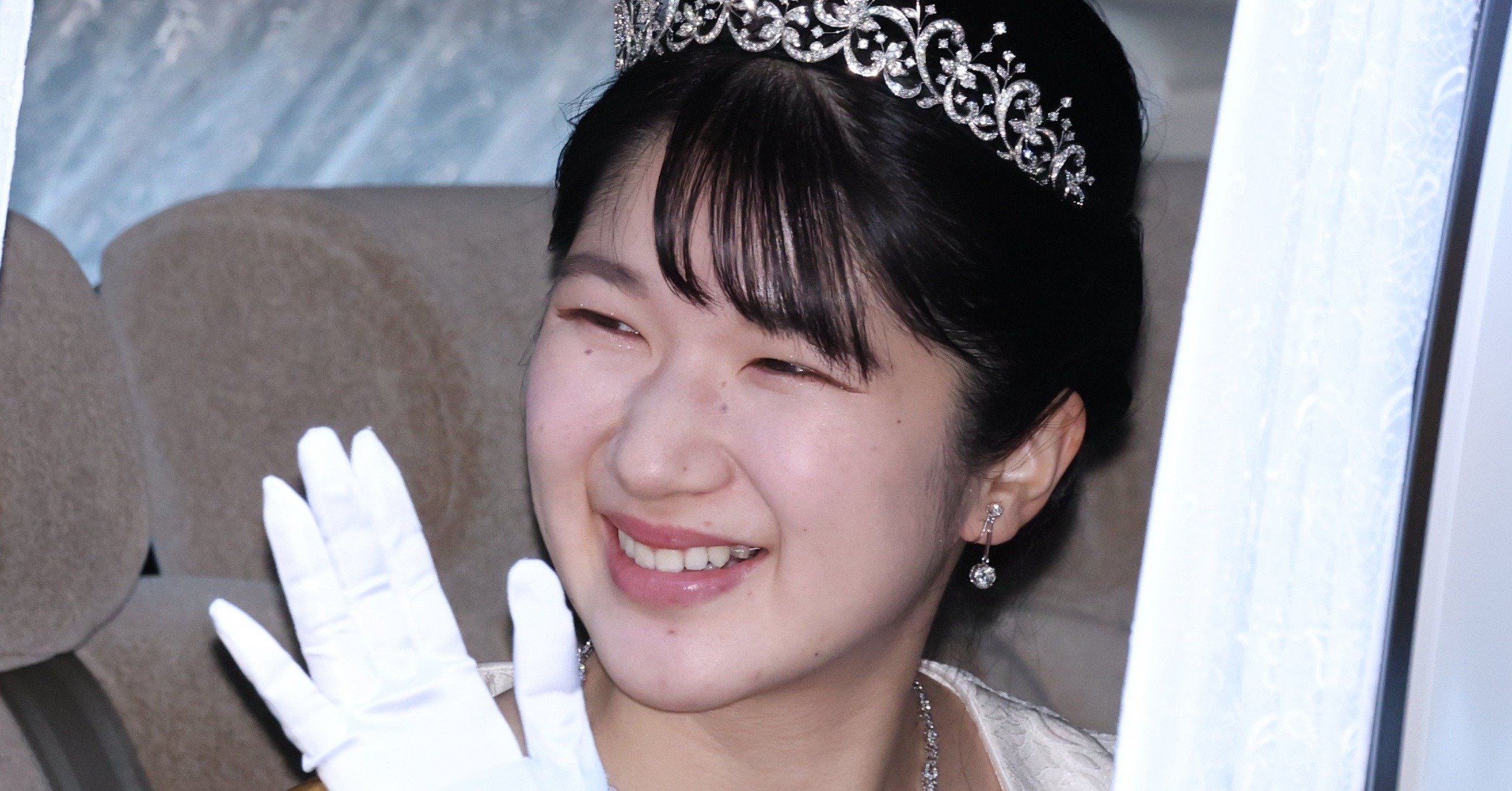 上皇ご夫妻への新年のあいさつのため、仙洞御所に入られる天皇、皇后両陛下の長女愛子さま