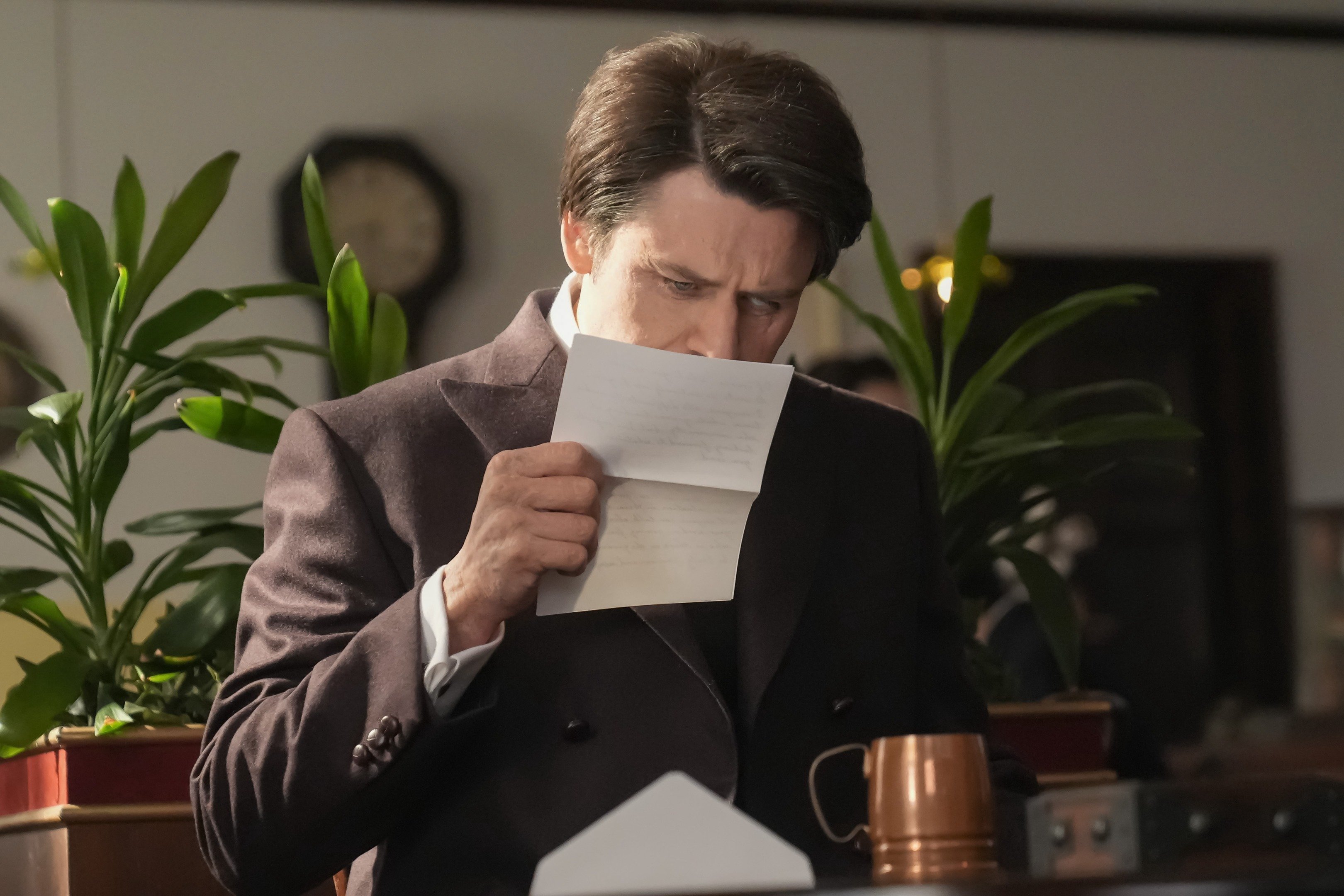 熱々のミルクを吹き出す岡部たかし！舌をヤケドしたような演技が細かくて最高〈ばけばけ第117回〉