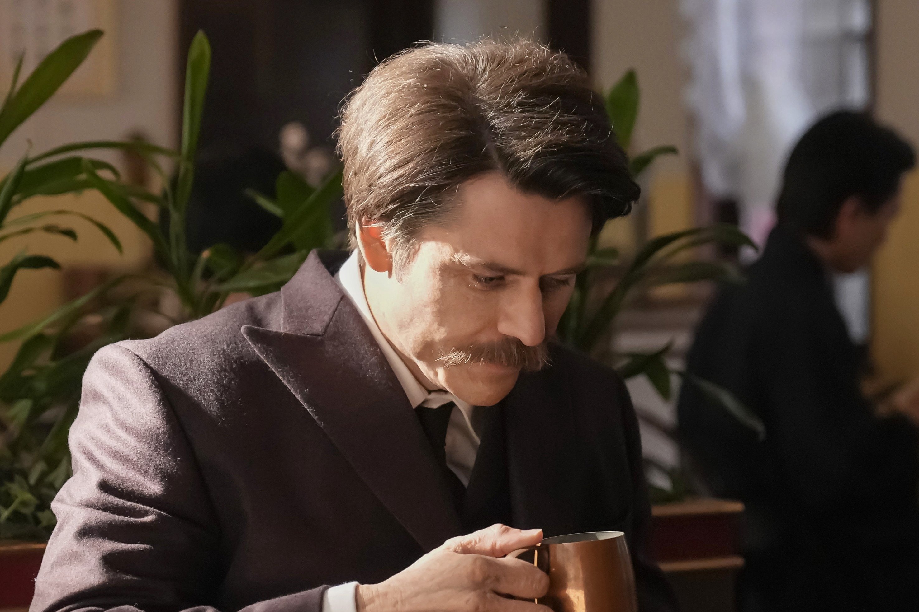 熱々のミルクを吹き出す岡部たかし！舌をヤケドしたような演技が細かくて最高〈ばけばけ第117回〉