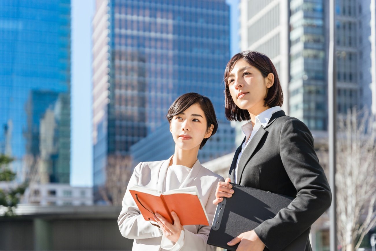 【JUST KEEP BUYINGの著者が語る】「『金持ち父さん 貧乏父さん』以来の衝撃の書」との声も届く「お金の戦術書」と50年以上・数万世帯のデータから導き出された「お金の戦略書」との決定的な違いとは？