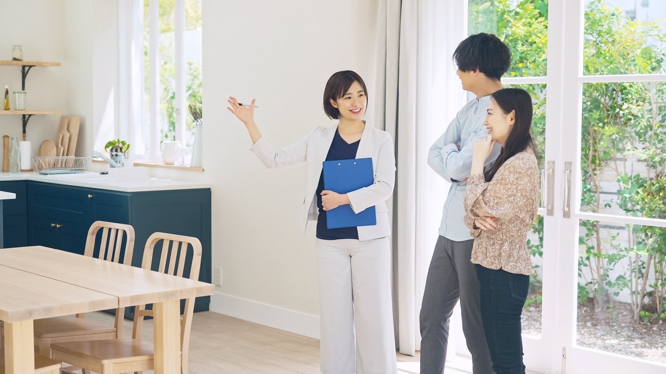 なぜ住宅ショールームや家電量販店では、あえて「標準仕様」と「こだわり仕様」を並べて見せるのか？