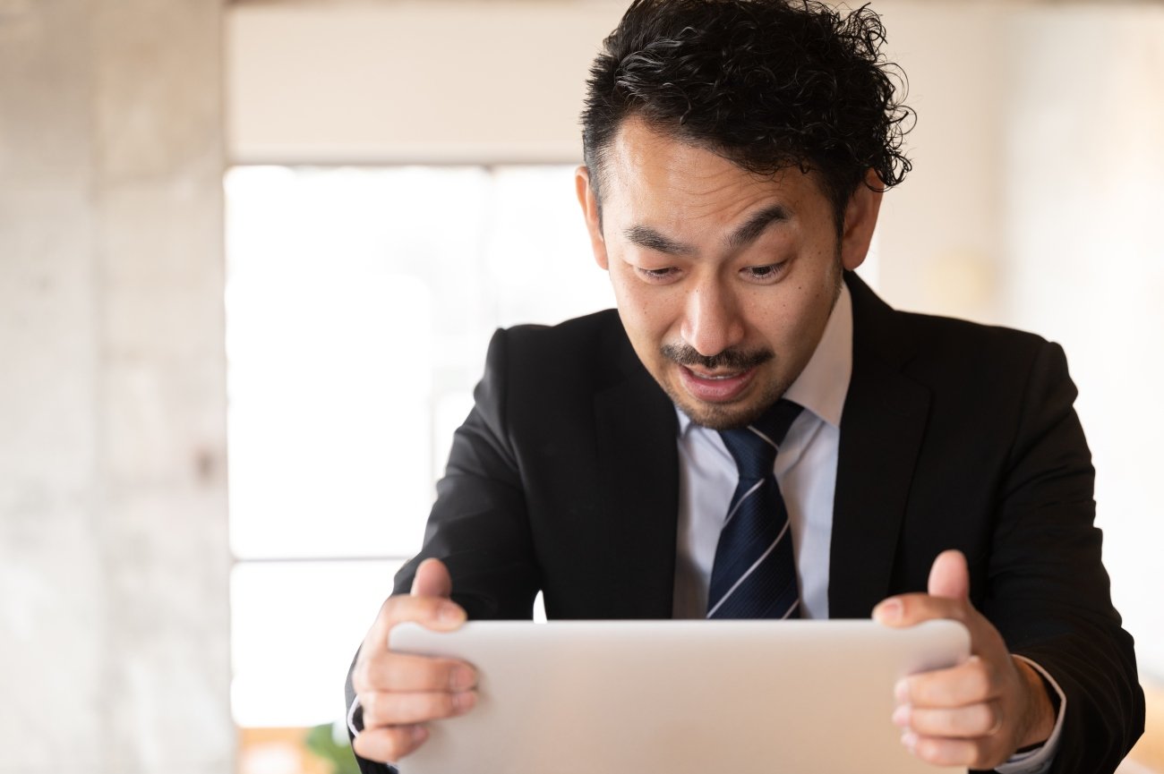 【富の階段】三流は「自ら抱え込む」、二流は「自力ではい上がる」、では一流は？