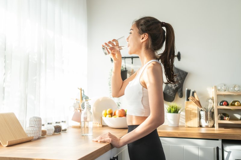 【3か月で自然に痩せる】水を飲むと太るの? 痩せるの? どちらがホント?